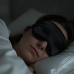 آیا استفاده از چشم‌بند خواب واقعاً مفید است؟ بررسی علمی مزایا، معایب و نکات بهداشتی